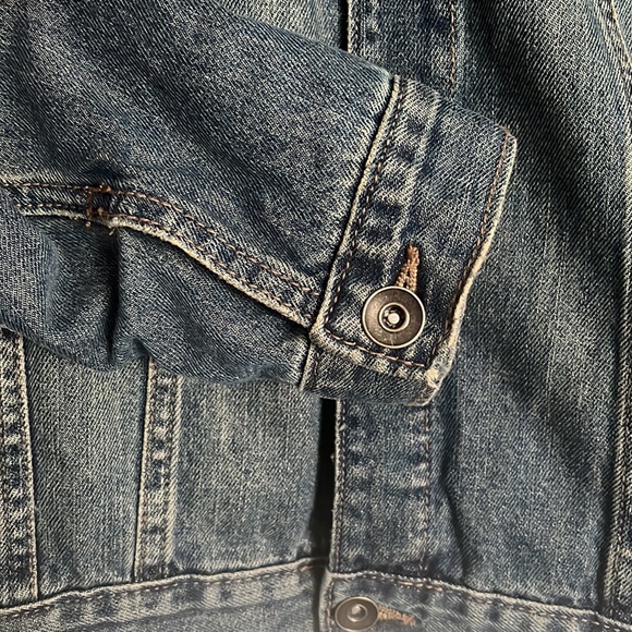 Boys jean jacket from Children’s place - Picture 5 of 10